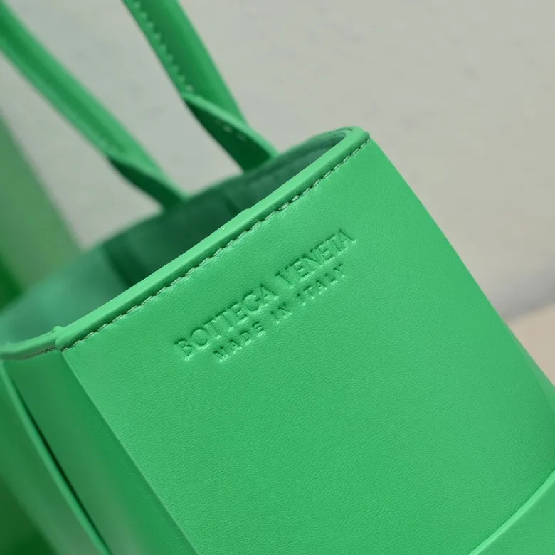 The batch of 2000 BV tote bag (small four compartments) has finally been shipped🔥🔥 The leather feels great! It's a very low-key bag. The more I look at it, the more I like it. I usually go out for rides and planes because I have a lot of stuff and need to carry a computer. Carrying a bag like this is all it takes. It comes with a small bag for storage, which is very convenient. Style number: 9898 Size: 38*10*28cm